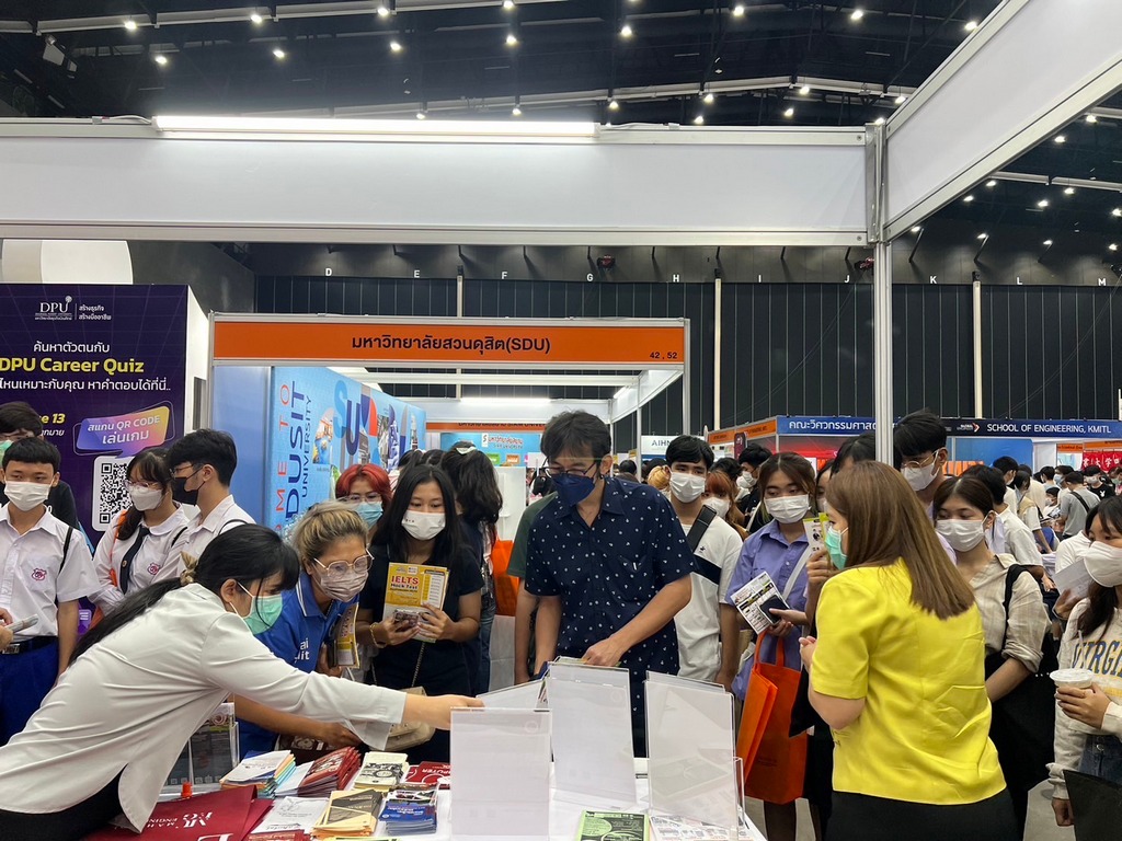 The Faculty of Engineering, Mahidol University, organized a booth and participated in the Dek-D TCAS Fair which was held by Dekdee.com at BITEC Hall.